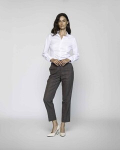 Pantalón recto gris oscuro con pinzas frontales y corte tobillero, modelo Formentera, vista frontal completa.