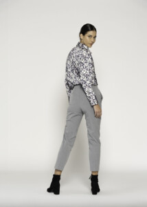 Vista trasera de pantalón recto gris con pinzas combinado con camisa estampada en blanco y negro, modelo Formentera