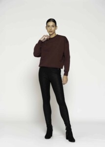 Vista completa de polerón granate cuello redondo combinado con leggings negros y botines de tacón, modelo Formentera