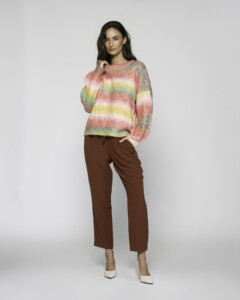 Sweater tejido a rayas degradé rosa amarillo verde blanco, cuello redondo manga larga, modelo Formentera.