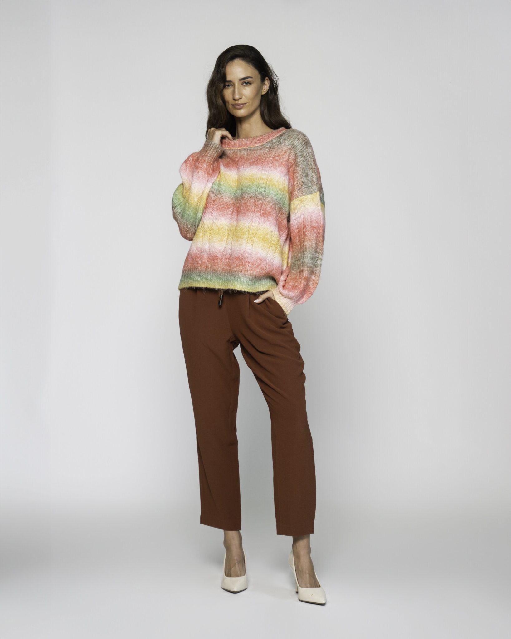 Sweater tejido a rayas degradé rosa amarillo verde blanco, cuello redondo manga larga, modelo Formentera.