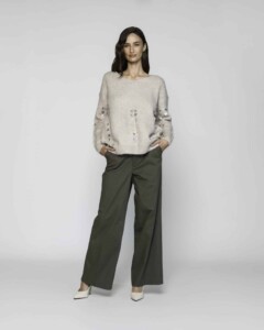 Sweater tejido beige con lentejuelas plateadas en las mangas, cuello redondo, modelo Formentera.