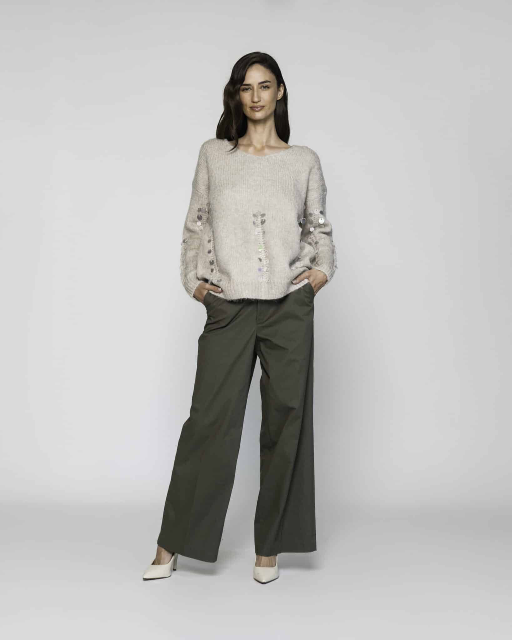 Sweater tejido beige con lentejuelas plateadas en las mangas, cuello redondo, modelo Formentera.