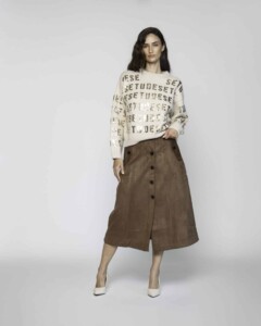 Sweater beige de punto con letras doradas repetidas, manga larga, modelo Formentera, frente.