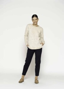 Sweater beige con motas de colores, tejido de punto, cuello redondo, modelo Formentera, frente.