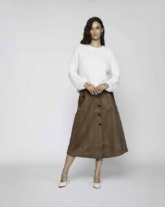 Sweater blanco con textura bouclé, cuello redondo y mangas largas, modelo Formentera, frente.