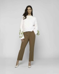 Sweater tejido crudo con bordado floral verde en mangas, cuello redondo, modelo Formentera.