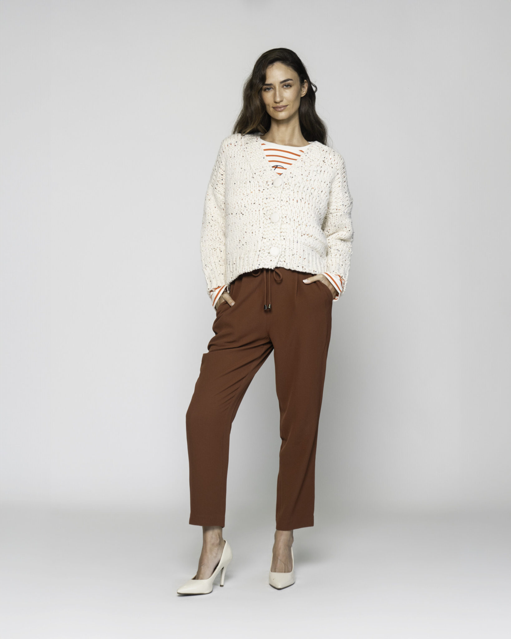 Sweater tejido color crudo con cordón cruzado en escote, modelo Formentera, vista frontal.