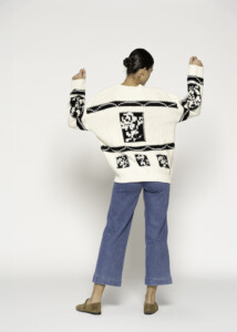 Vista de espalda del sweater tejido crudo con diseño gráfico negro y detalles geométricos en espalda, mangas y bajo