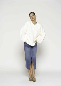 Sweater crudo con textura acolchada tipo rombo y cuello en V, modelo Formentera, frente.