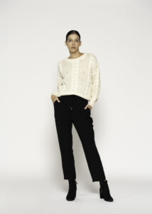 Sweater crudo tejido a punto calado con trenzas, cuello redondo y mangas largas, modelo Formentera.