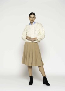 Sweater tejido crudo con trenzas en relieve y mangas amplias, modelo Formentera, frente.