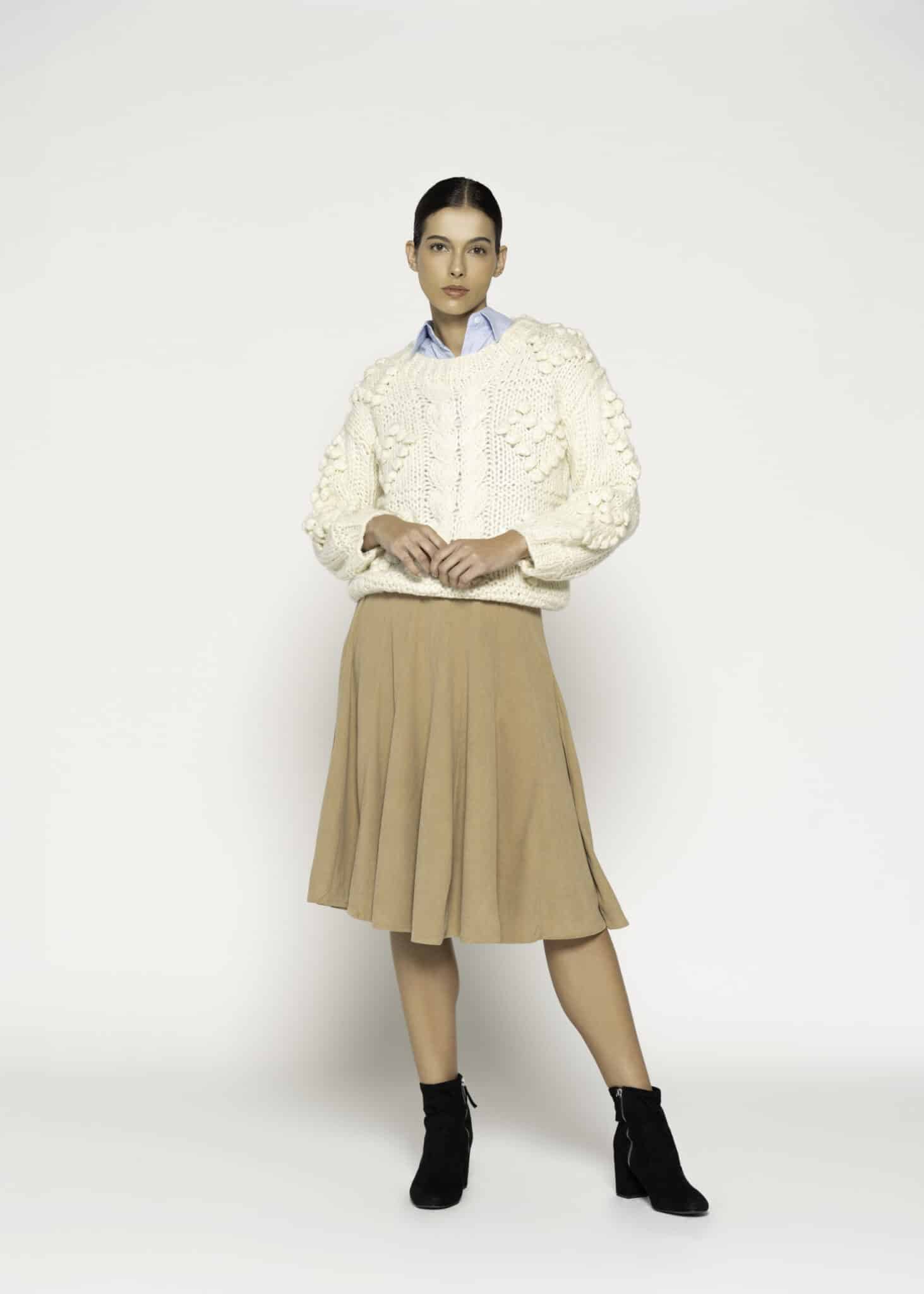 Sweater tejido crudo con trenzas en relieve y mangas amplias, modelo Formentera, frente.