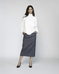 Sweater blanco de cuello alto y mangas largas, modelo Formentera, vista frontal.