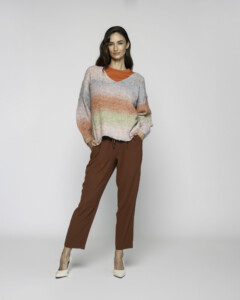 Sweater degradé multicolor con cuello en V, tejido suave tipo pelito, modelo Formentera, frente.