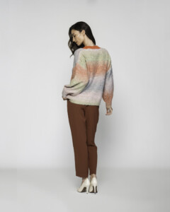Vista trasera de sweater degradé multicolor con tejido tipo pelito, combinado con pantalón marrón y tacones blancos