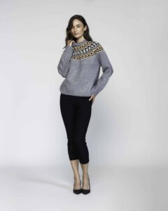 Sweater gris de punto con guardas geométricas en hombros en beige, negro y blanco, cuello alto, modelo Formentera.