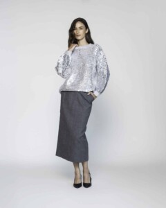 Sweater gris con mangas de lentejuelas plateadas, modelo Formentera, frente.