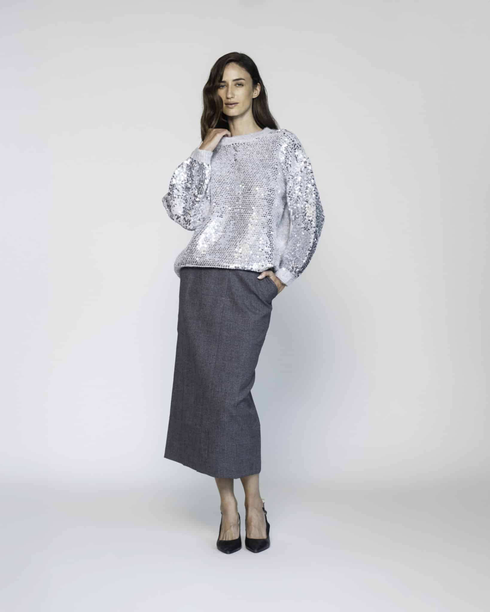 Sweater gris con mangas de lentejuelas plateadas, modelo Formentera, frente.