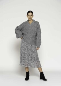 Sweater gris de tejido grueso con textura trenzada y cuello en V, modelo Formentera, frente.