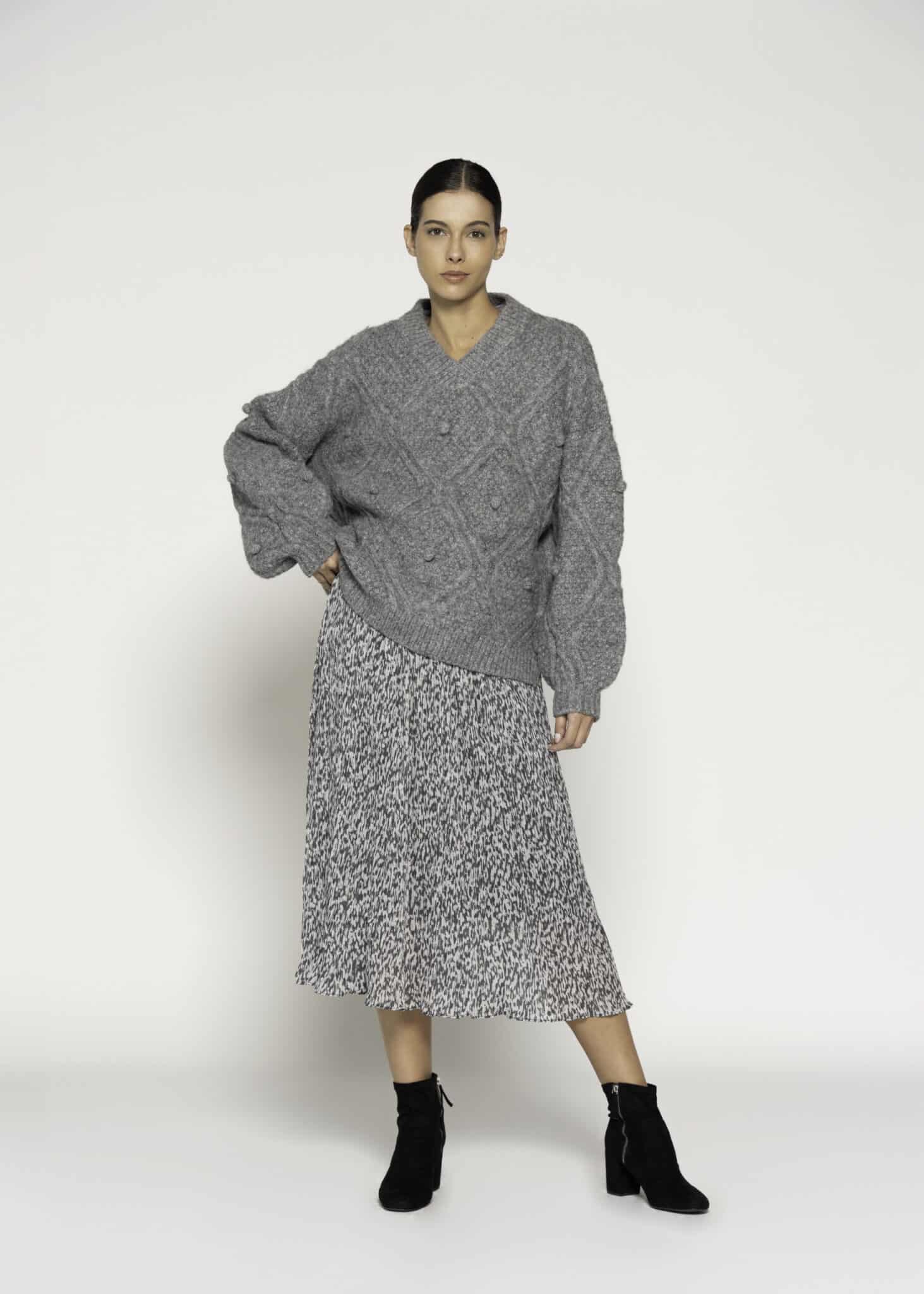 Sweater gris de tejido grueso con textura trenzada y cuello en V, modelo Formentera, frente.