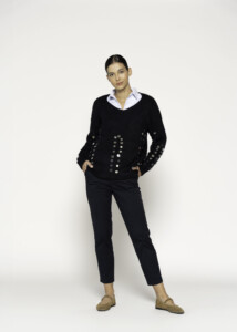 Sweater negro de tejido de punto con aplicaciones metálicas en frente y mangas, modelo Formentera.
