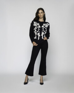 Sweater negro de punto con bordado floral blanco en el frente, manga larga, modelo Formentera.