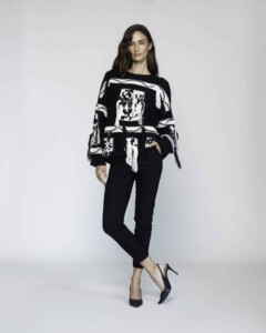 Sweater negro de punto grueso con diseño gráfico blanco en frente y mangas, modelo Formentera, vista frontal.