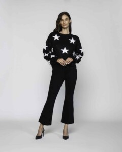 Sweater negro de tejido de punto con estrellas blancas bordadas, cuello redondo y manga larga, modelo Formentera.