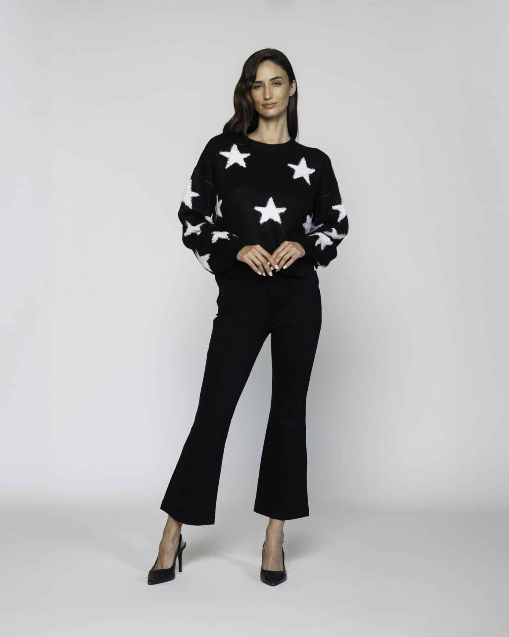 Sweater negro de tejido de punto con estrellas blancas bordadas, cuello redondo y manga larga, modelo Formentera.
