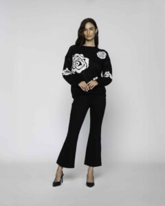 Sweater negro de punto con rosas blancas tejidas en frente y mangas, modelo Formentera.