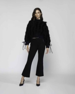 Sweater negro corto con textura peluda y lazos en mangas, modelo Formentera, frente.