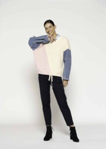 Sweater tejido en bloques crema y rosa con mangas de mezclilla azul desmontables y cordón frontal, modelo Formentera.