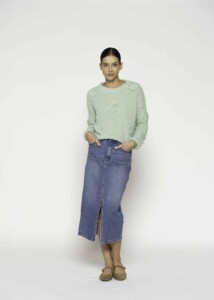 Sweater tejido verde menta con textura esponjosa, cuello redondo y manga larga, modelo Formentera.