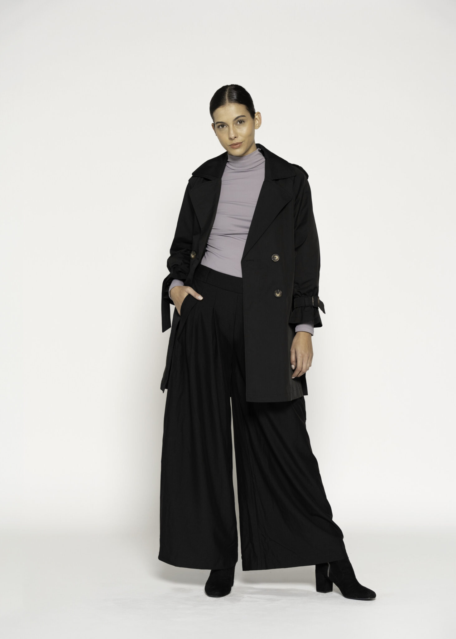 Trench negro con doble botonadura y cinturón en mangas, modelo Formentera, vista frontal completa.
