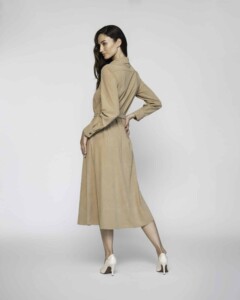 Vista trasera de tres cuartos del vestido camisero camel largo con cinturón ajustado en la cintura, mostrando la caída amplia de la falda y detalle de costuras en la espalda