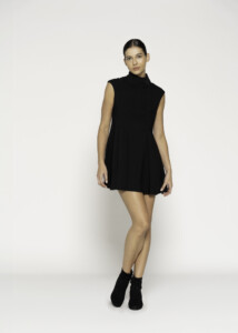 Vestido negro sin mangas con cuello alto y corte suelto, modelo Formentera, vista frontal.