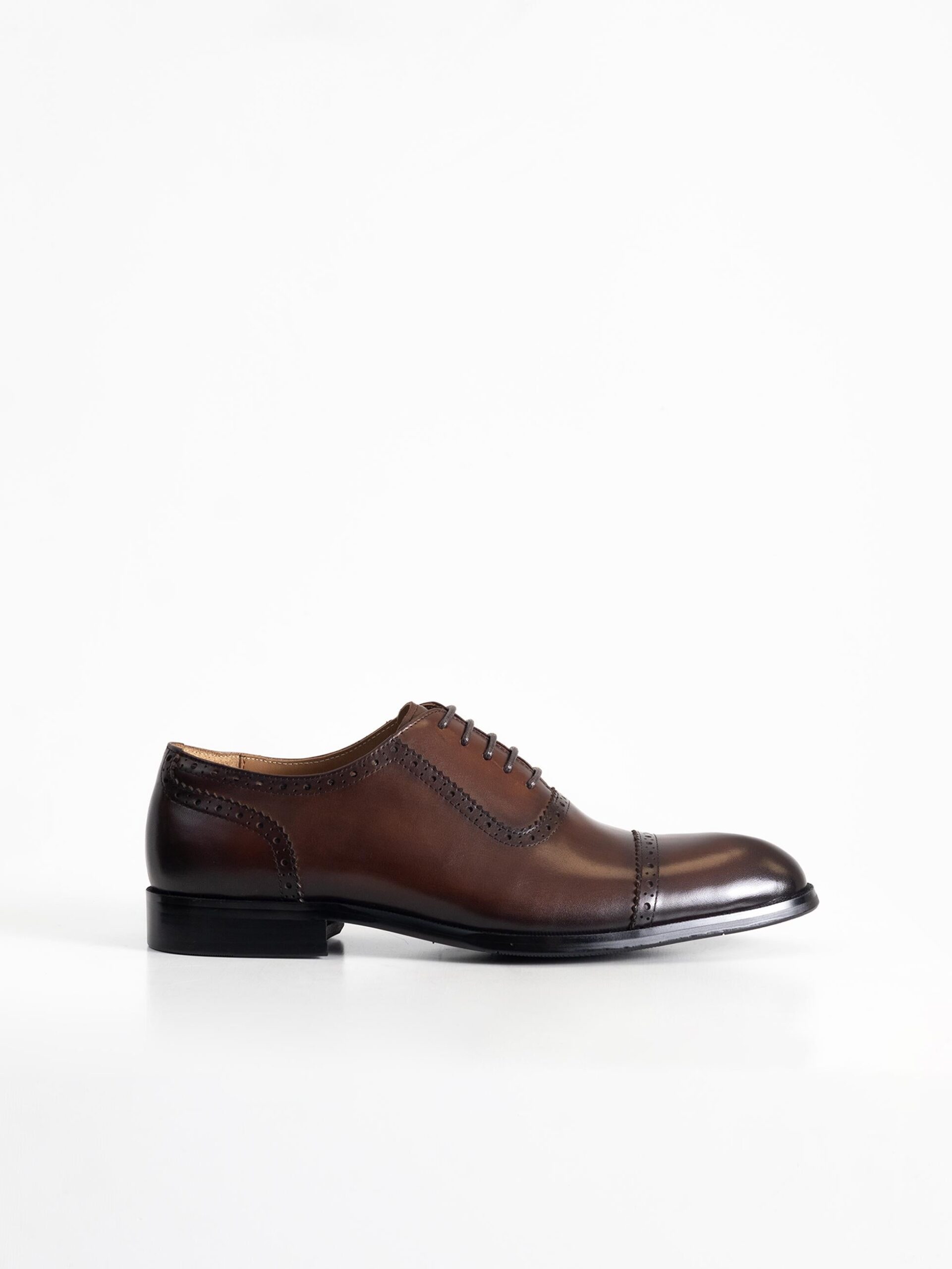 Zapato oxford café con picado de PuroEgo, vista lateral