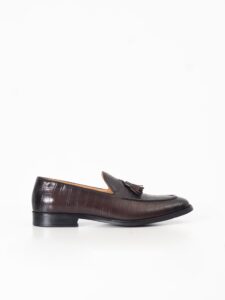 Mocasín con borlas café de PuroEgo en piel con grabado cocodrilo, vista lateral