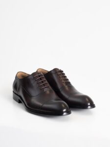 El par de zapatos oxford burdeo PuroEgo en vista de tres cuartos