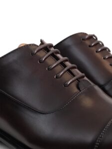 Detalle del cordonaje y de la piel del empeine del zapato oxford burdeo PuroEgo
