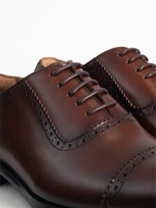 Detalle del picado de la puntera y del cordonaje del zapato oxford café PuroEgo