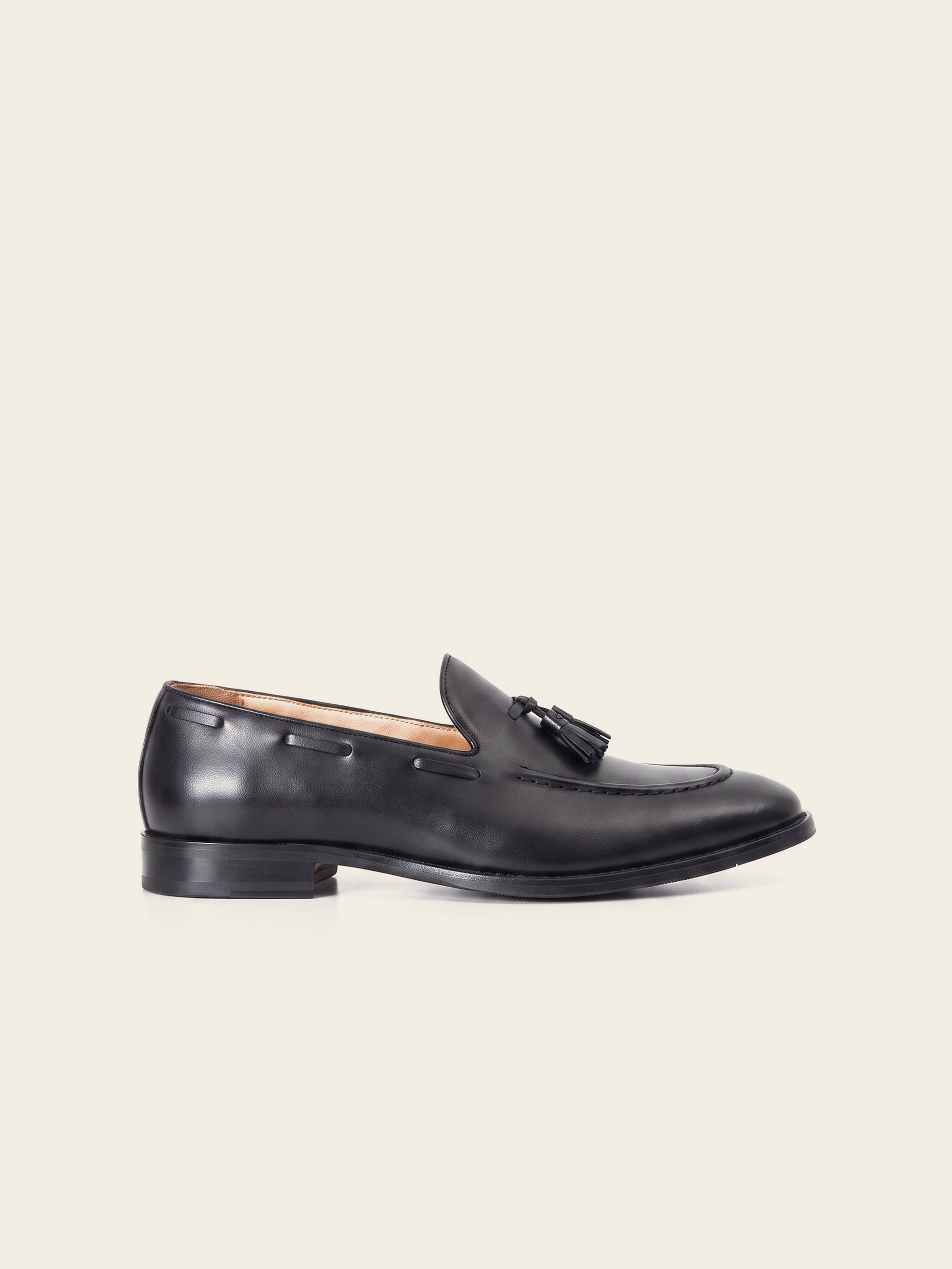 Mocasín con borlas negro de piel de vacuno PuroEgo, vista lateral