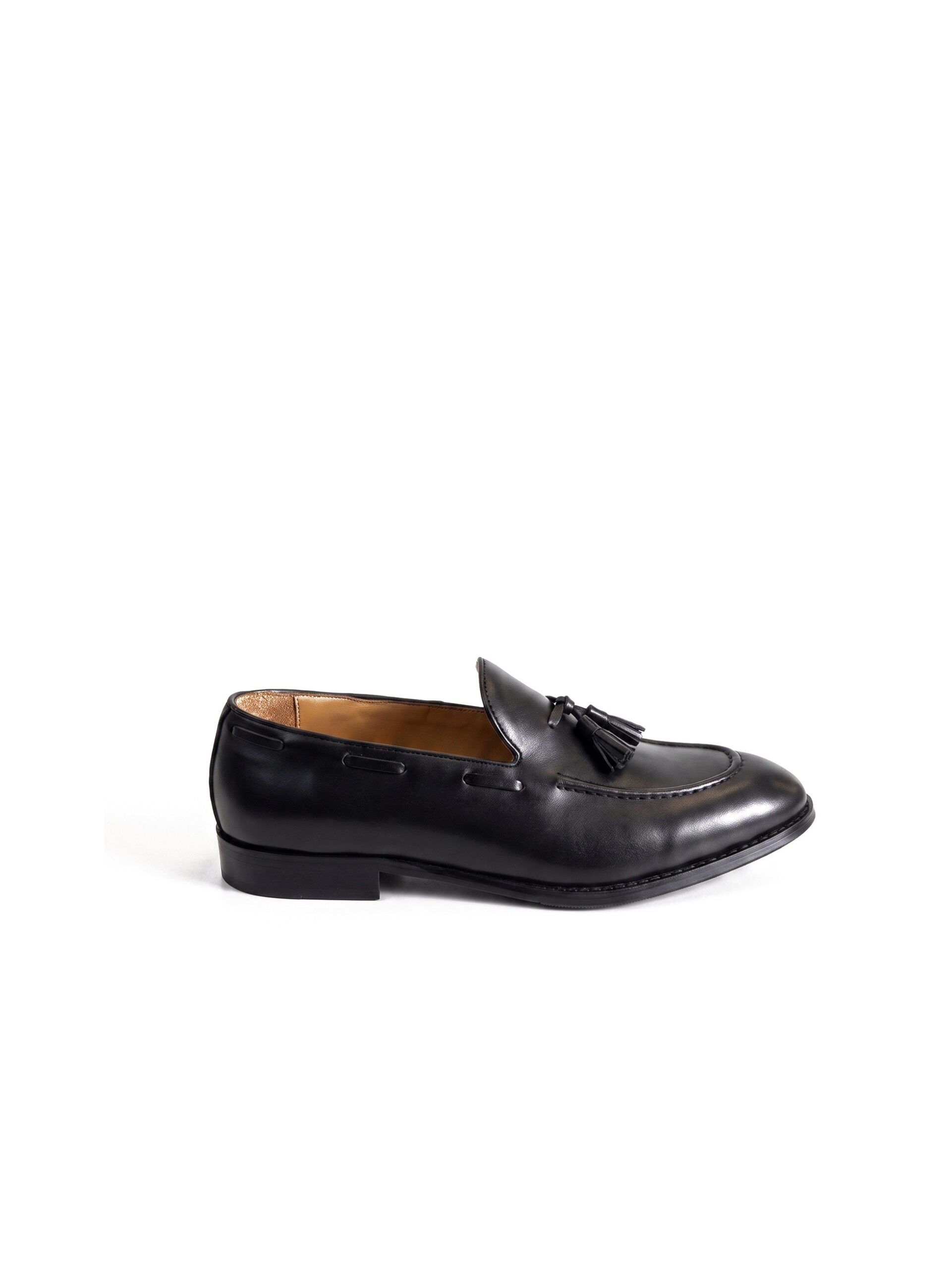 Mocasín con borlas negro de piel de vacuno PuroEgo, vista lateral