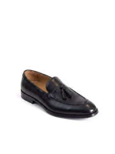 Mocasín con borlas negro PuroEgo en vista de tres cuartos