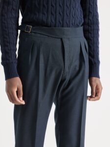 cintura del pantalón gurkha con hebilla lateral y doble pliegue
