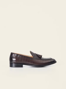 Mocasín con borlas café de PuroEgo en piel con grabado cocodrilo, vista lateral