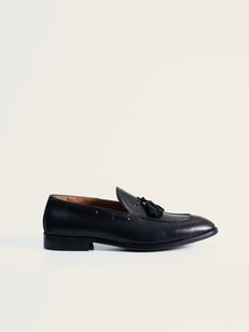 Mocasín con borlas negro de piel de vacuno PuroEgo, vista lateral
