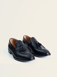 El par de mocasines con borlas negros de PuroEgo, vista de tres cuartos