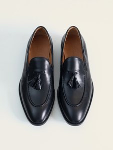 Los mocasines con borlas negros de PuroEgo vistos desde arriba, con la plantilla de piel curtida